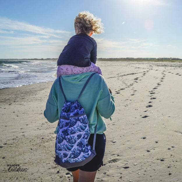 SkogAKust 2 in 1 dry bag in Waves walking on beach