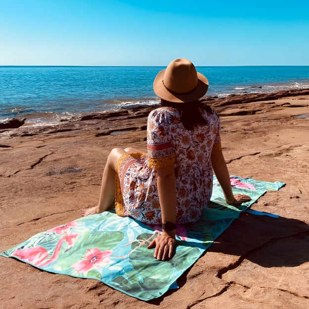 Newlyfe Beach Towel & Pouch Flamingo On the Rocks