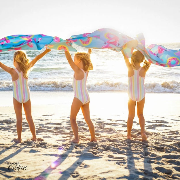 Newlyfe Kids Beach Towel Flamingo at the beach